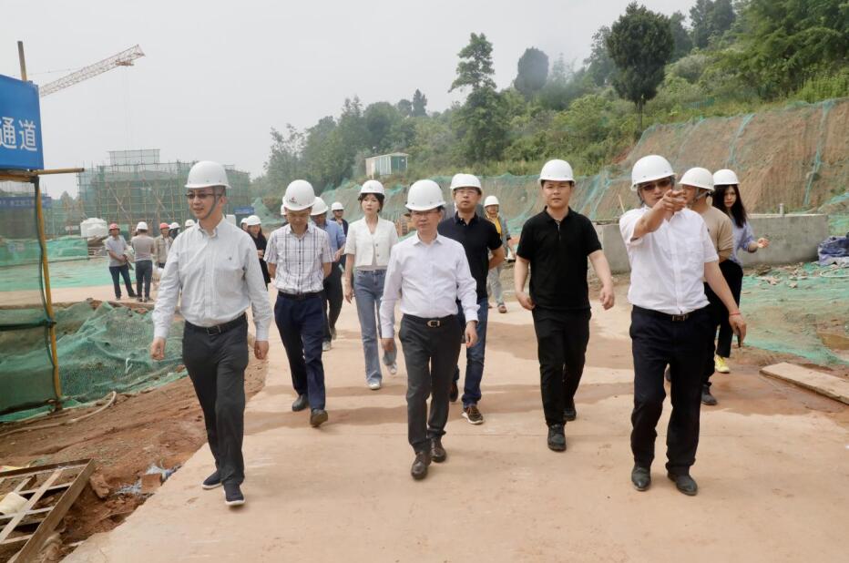 尊龍凱時(shí)集團(tuán)“做大影響力”專(zhuān)責(zé)工作組調(diào)研聚峰谷項(xiàng)目