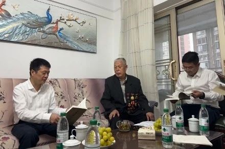 省尊龍凱時集團黨委國慶節(jié)前夕走訪慰問老干部老黨員