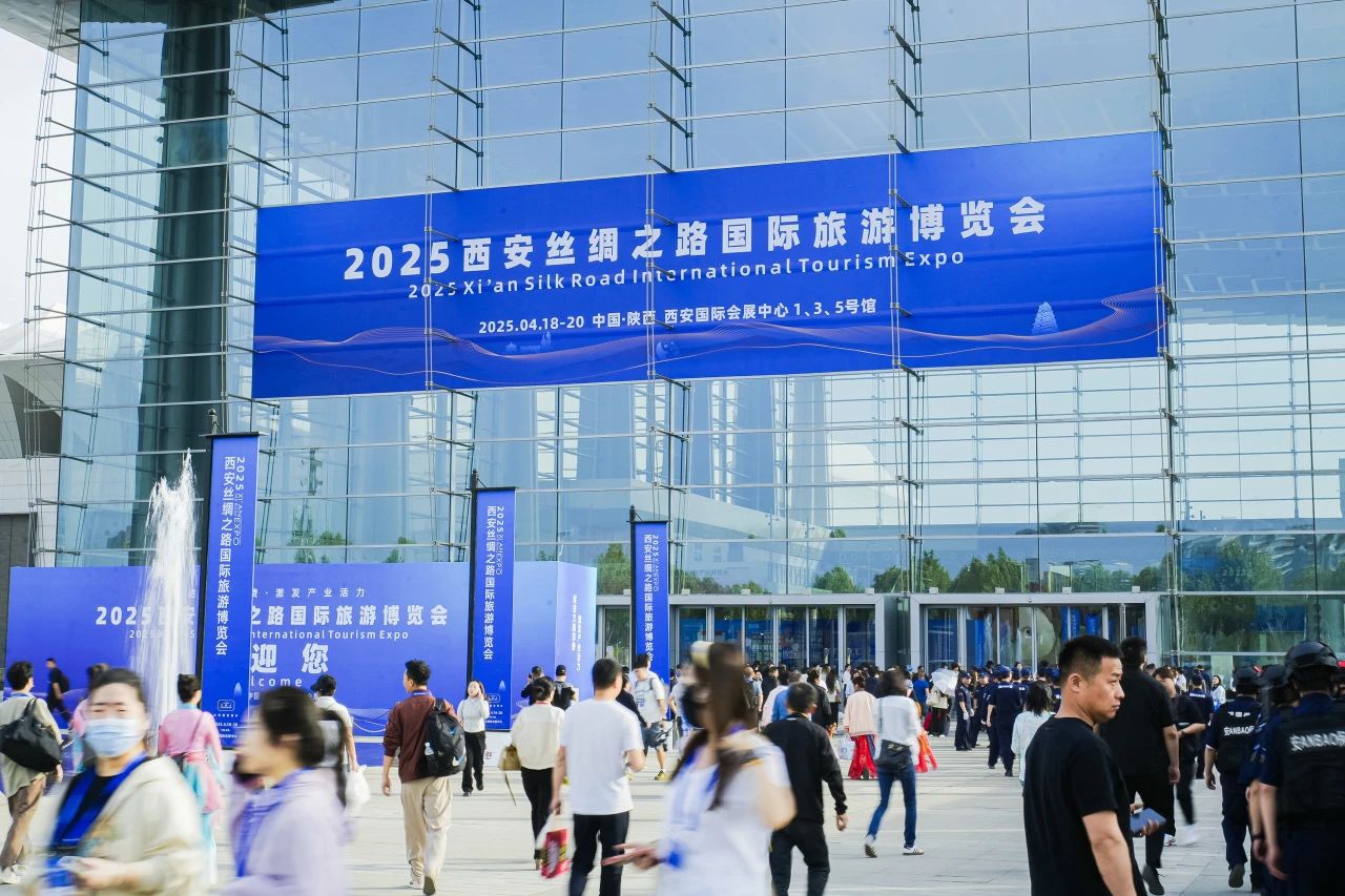 安逸號(hào)·熊貓專列“開進(jìn)”2025西安絲路旅博會(huì)！四川尊龍凱時(shí)打造“移動(dòng)的天府會(huì)客廳”